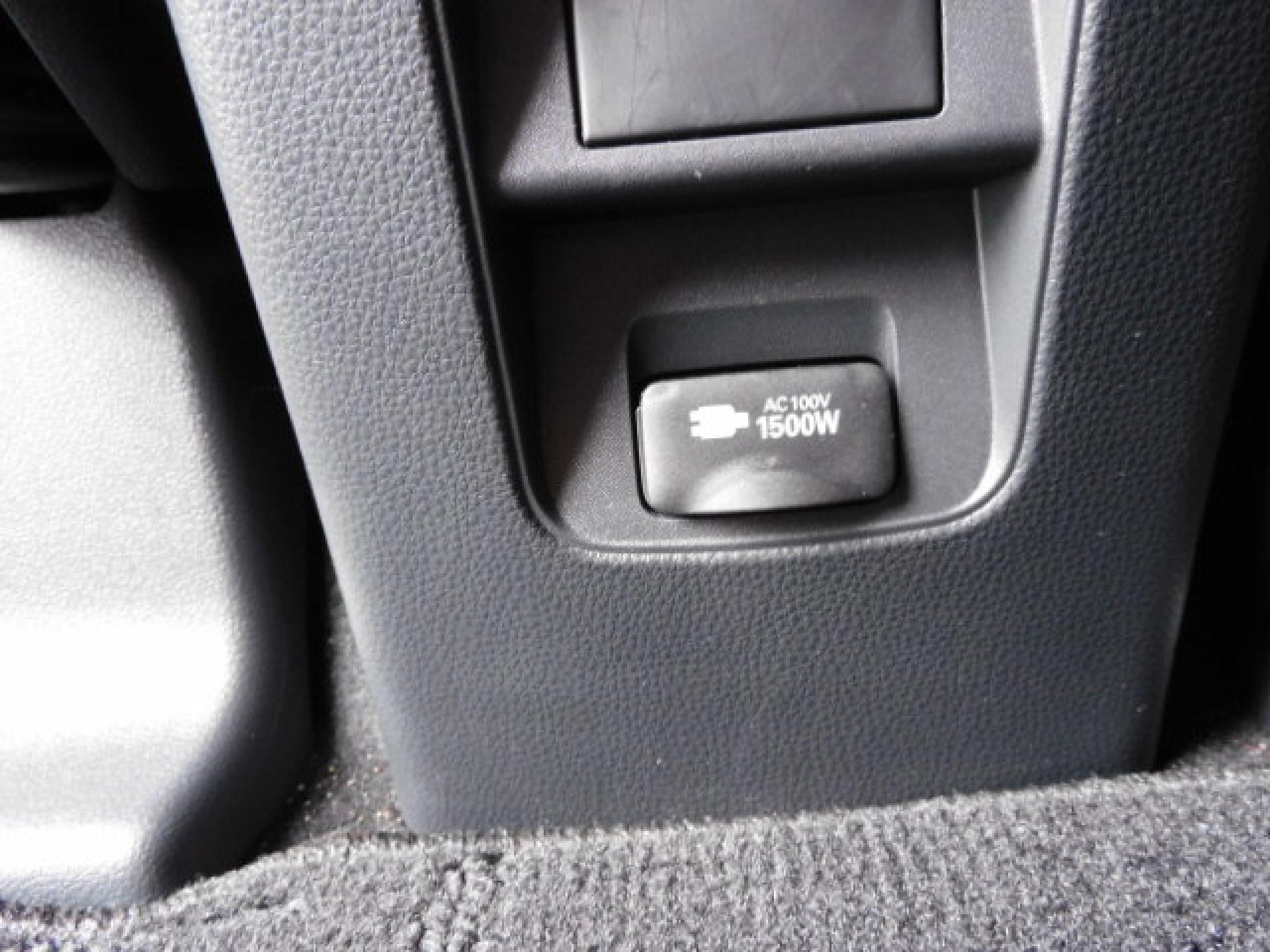 1500Wコンセント（センターコンソール後部）