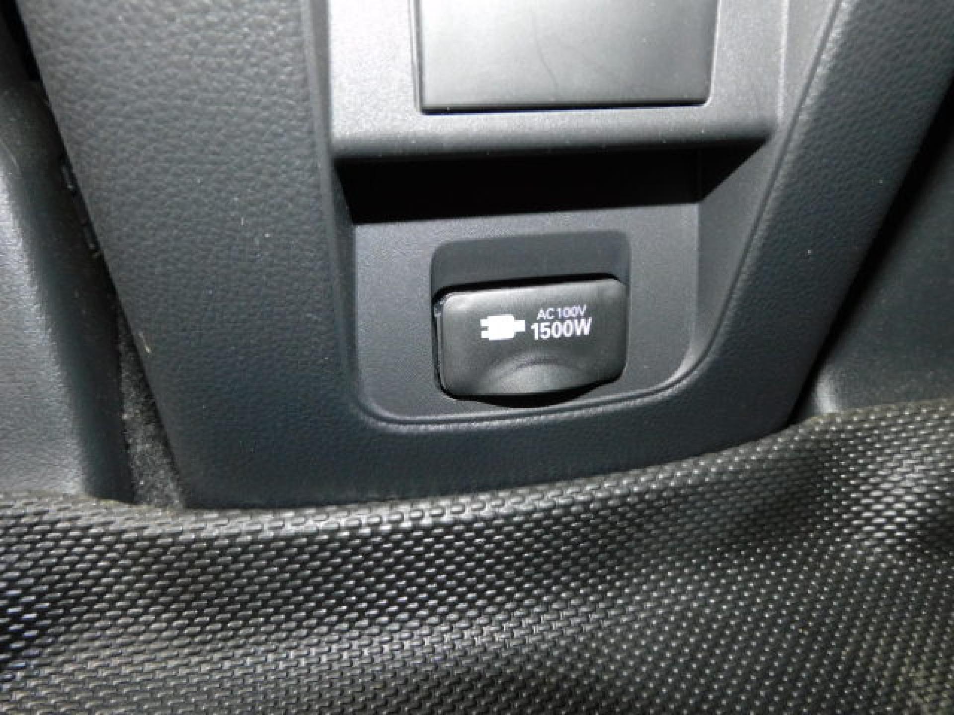 1500Wコンセント（センターコンソール後部）