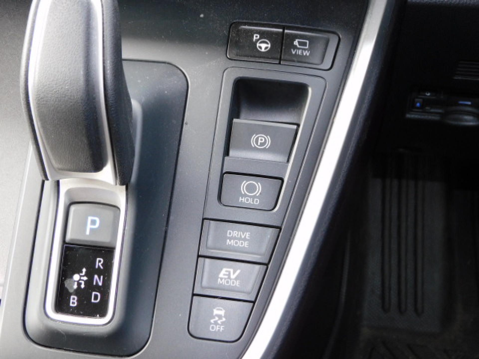 （上から）アドバンストパーク、パノラミックビューモニター（※）メーカーオプション トヨタチームメイト、電動パーキングブレーキ＆ブレーキホールド、ドライブモード、TRC