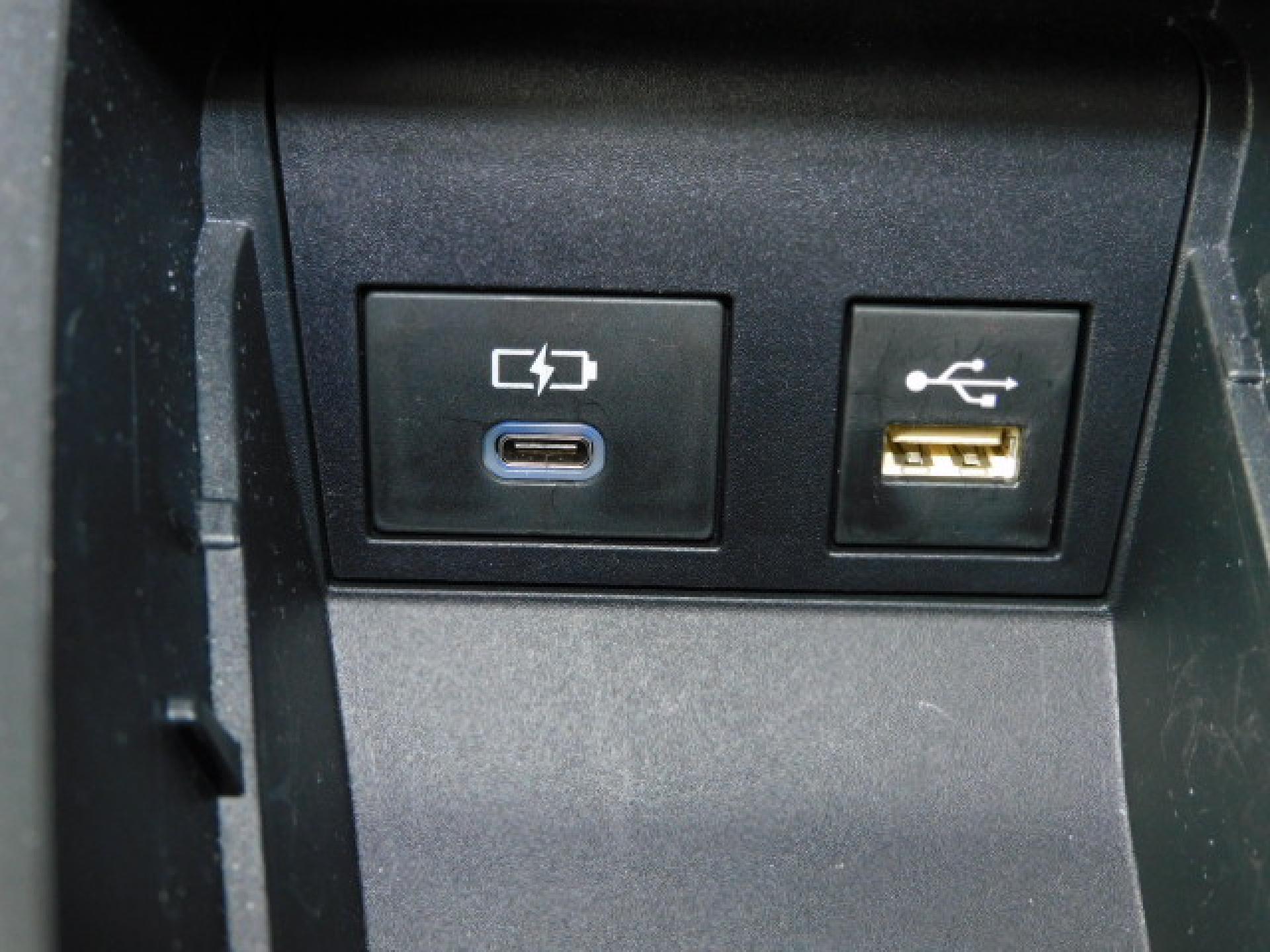 シフト横小物入れ内に充電用USB（Type-C）、通信用USB（Type-A）、各1個付いています。