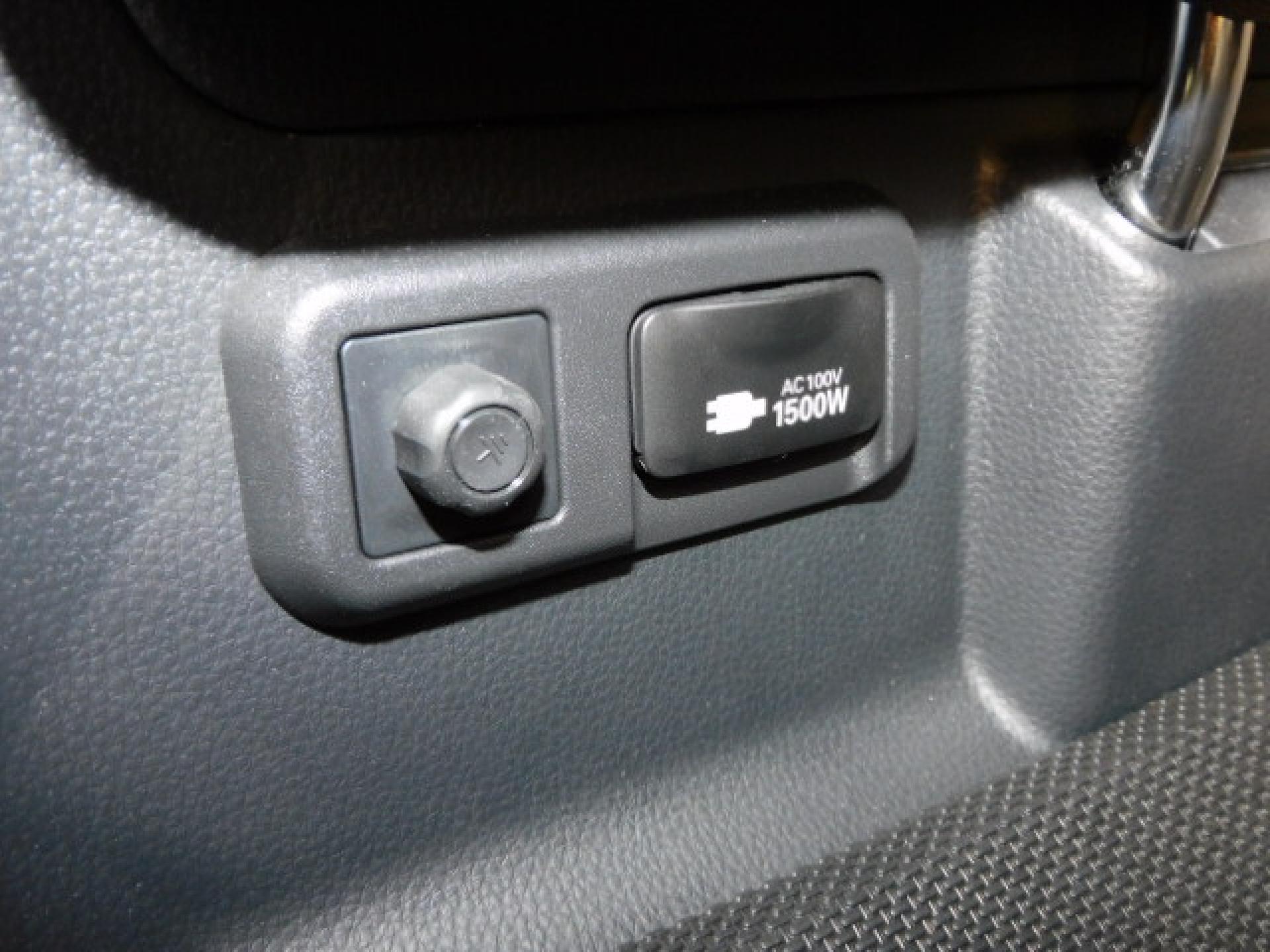 サードシート左後方には便利なACコンセントが付いております。