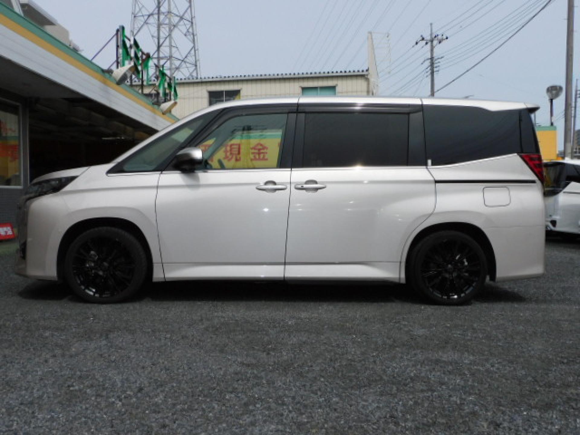 スティールブロンドメタリック！ハンズフリーパワースライドドア（※）メーカーオプション快適利便パッケージHigh、ユニバーサルステップ（助手席側）（※）メーカーオプション