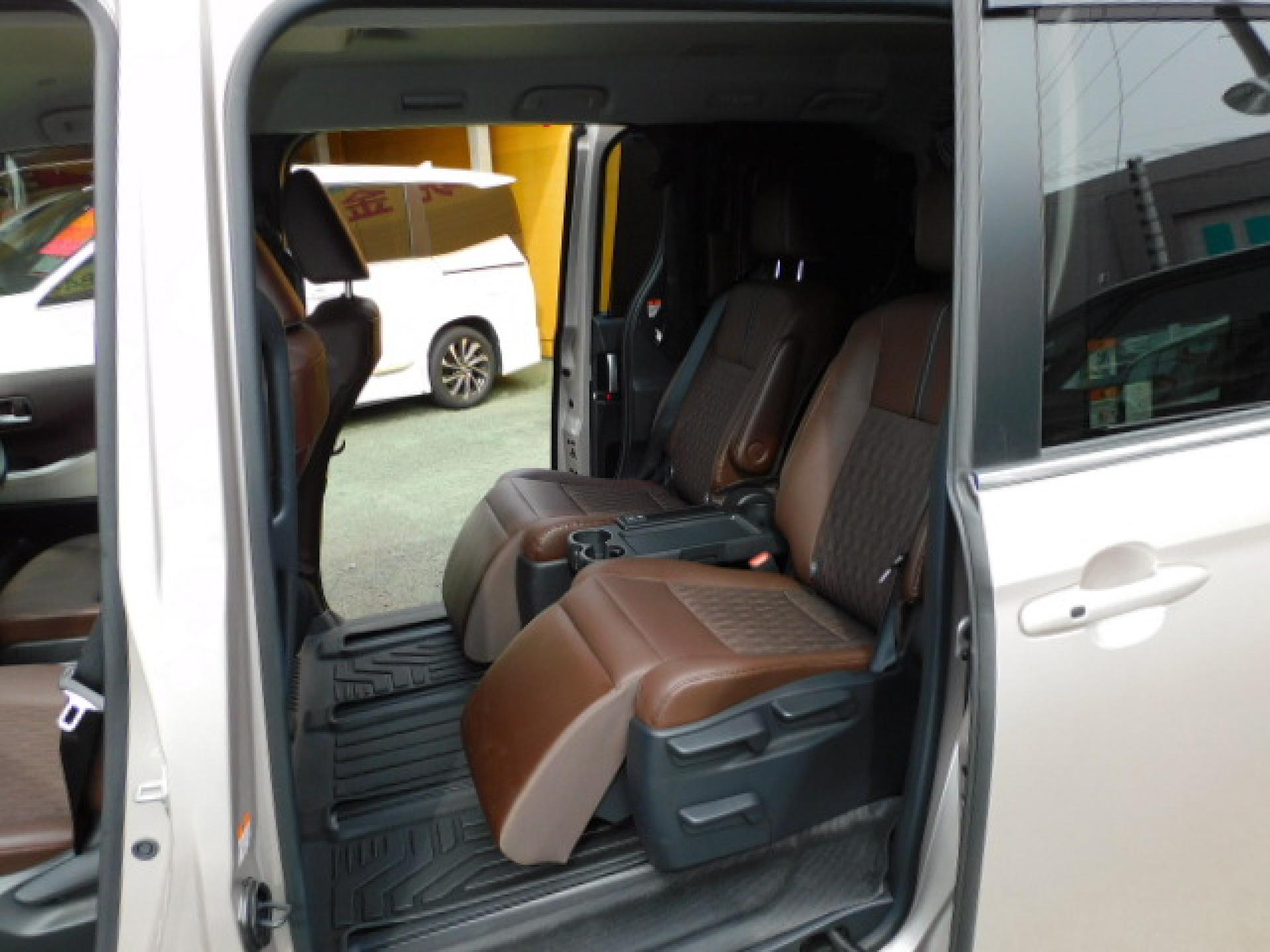 7人乗り（超ロングスライド＋リクライニング＋両側アームレスト）、折りたたみ式サイドテーブル、オットマン＆シートヒーター（※）メーカーオプション快適利便パッケージHigh