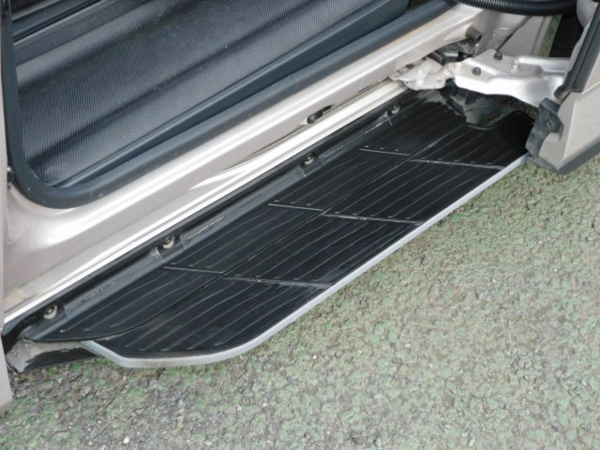 ユニバーサルステップ（※）メーカーオプション