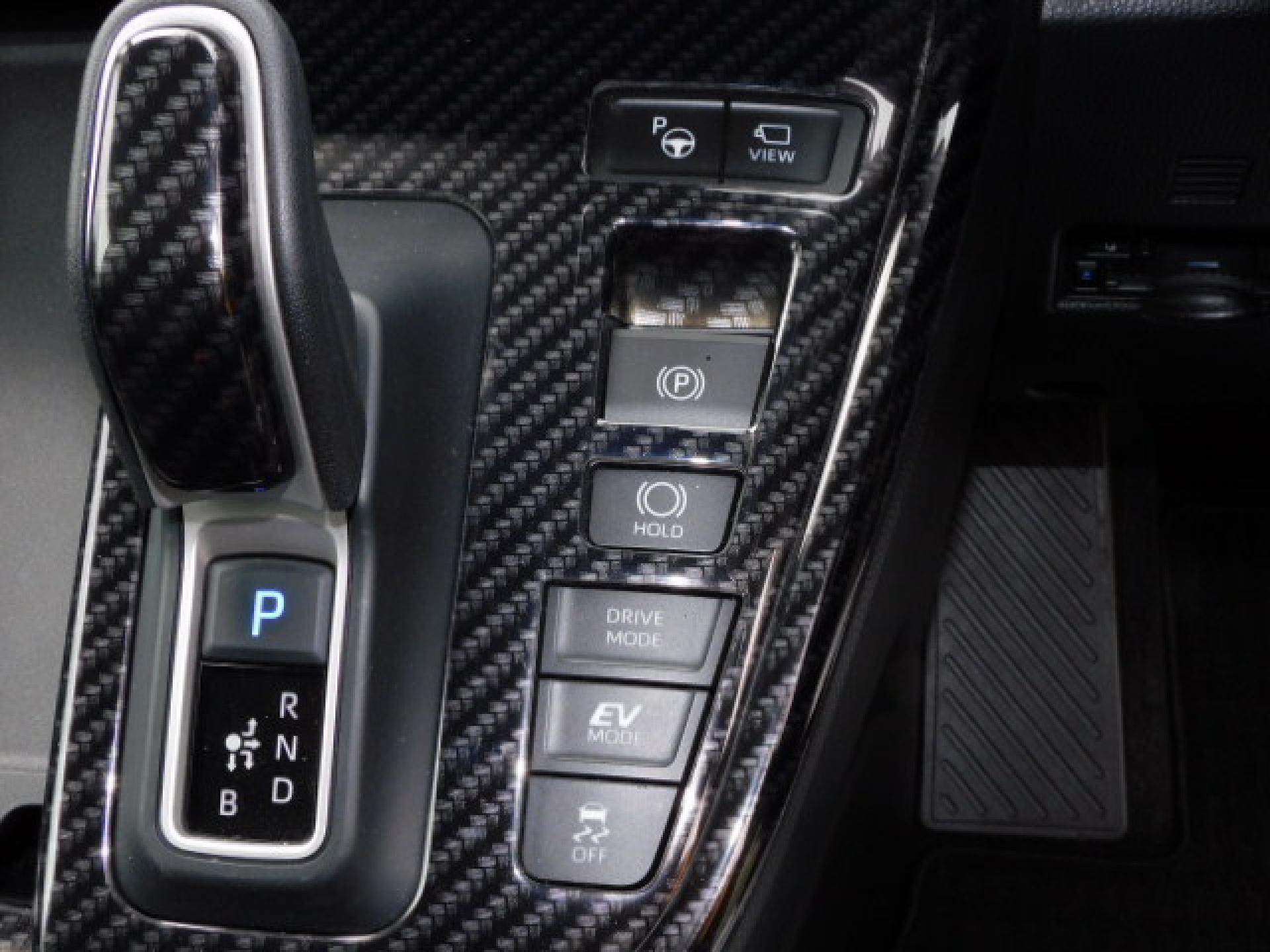 （上から）アドバンストパーク、パノラミックビューモニター（※）メーカーオプション トヨタチームメイト、電動パーキングブレーキ＆ブレーキホールド、ドライブモード、TRC