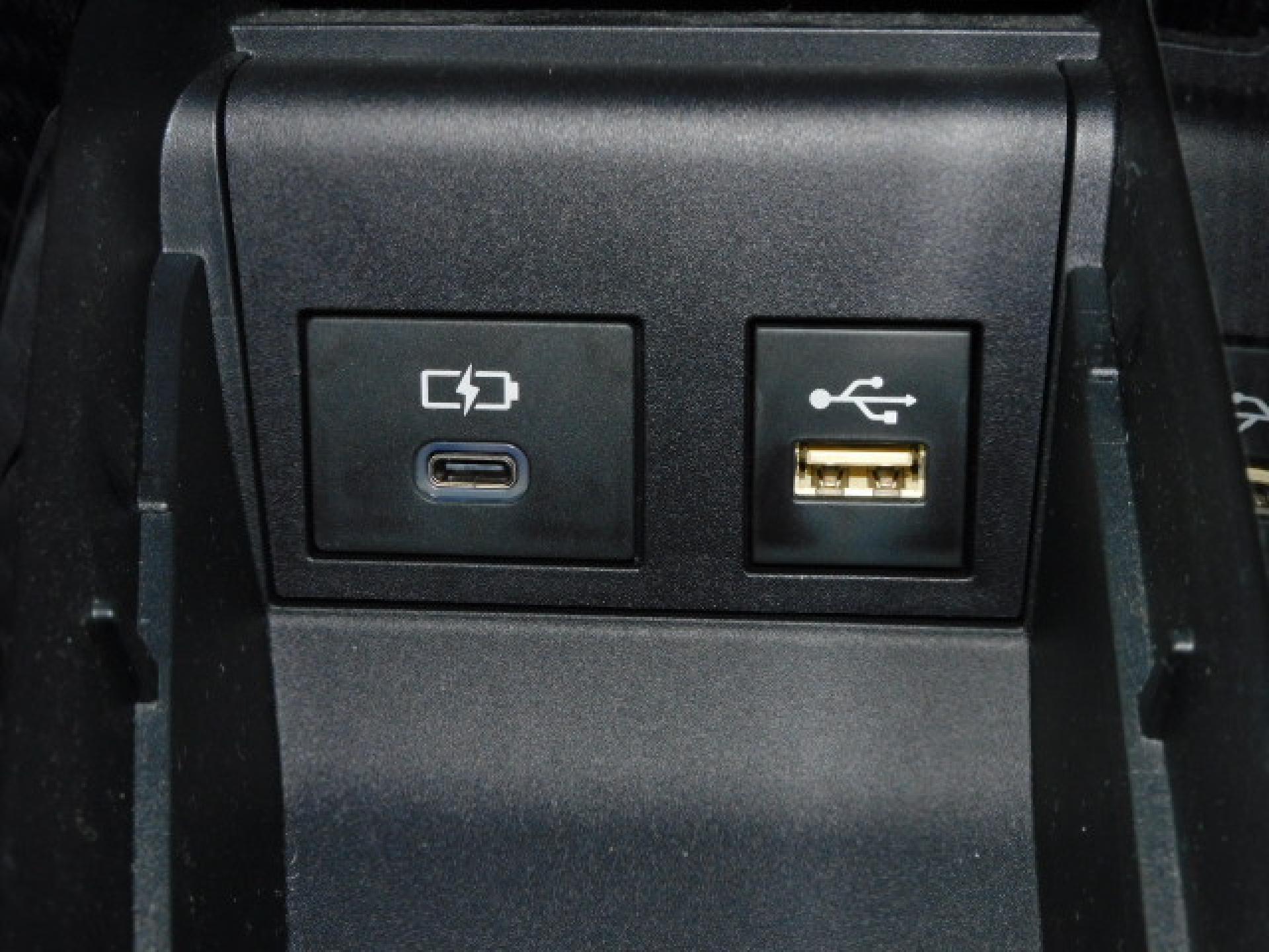 シフト横小物入れ内に充電用USB（Type-C）、通信用USB（Type-A）、各1個付いています。