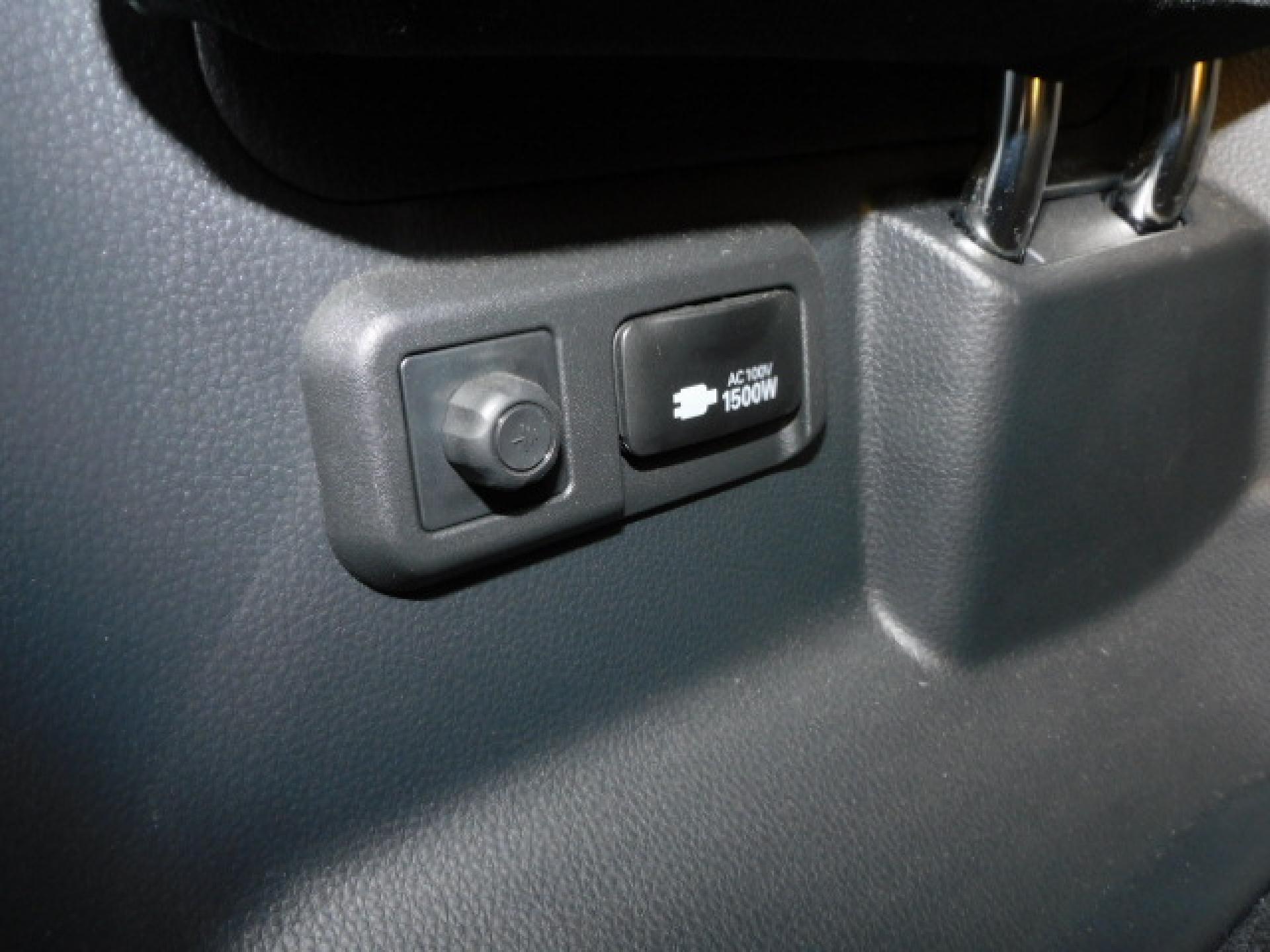 サードシート左後方には便利なACコンセントが付いております。