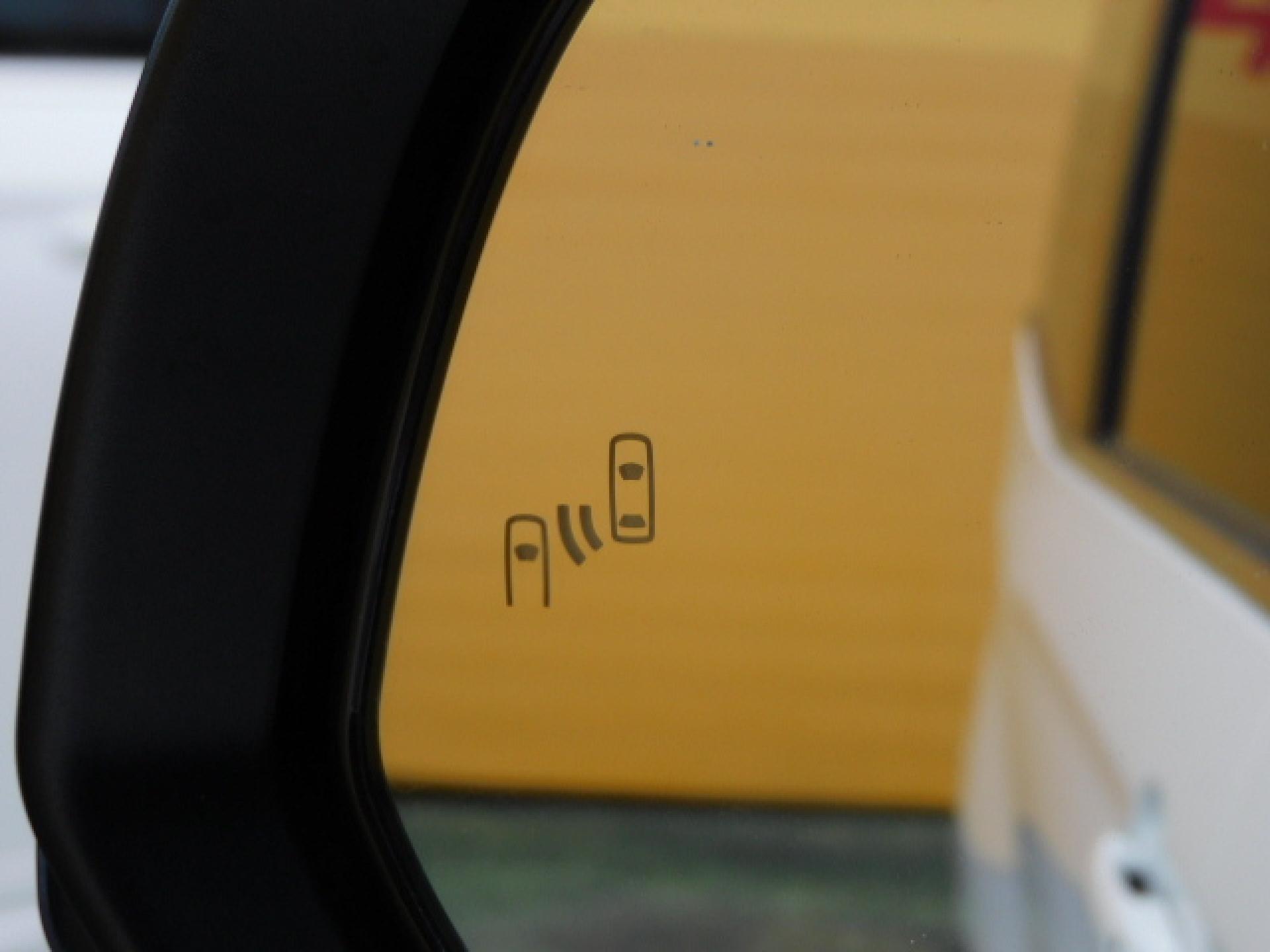 ブラインドスポットモニター＋安心降車アシスト（※）メーカーオプション