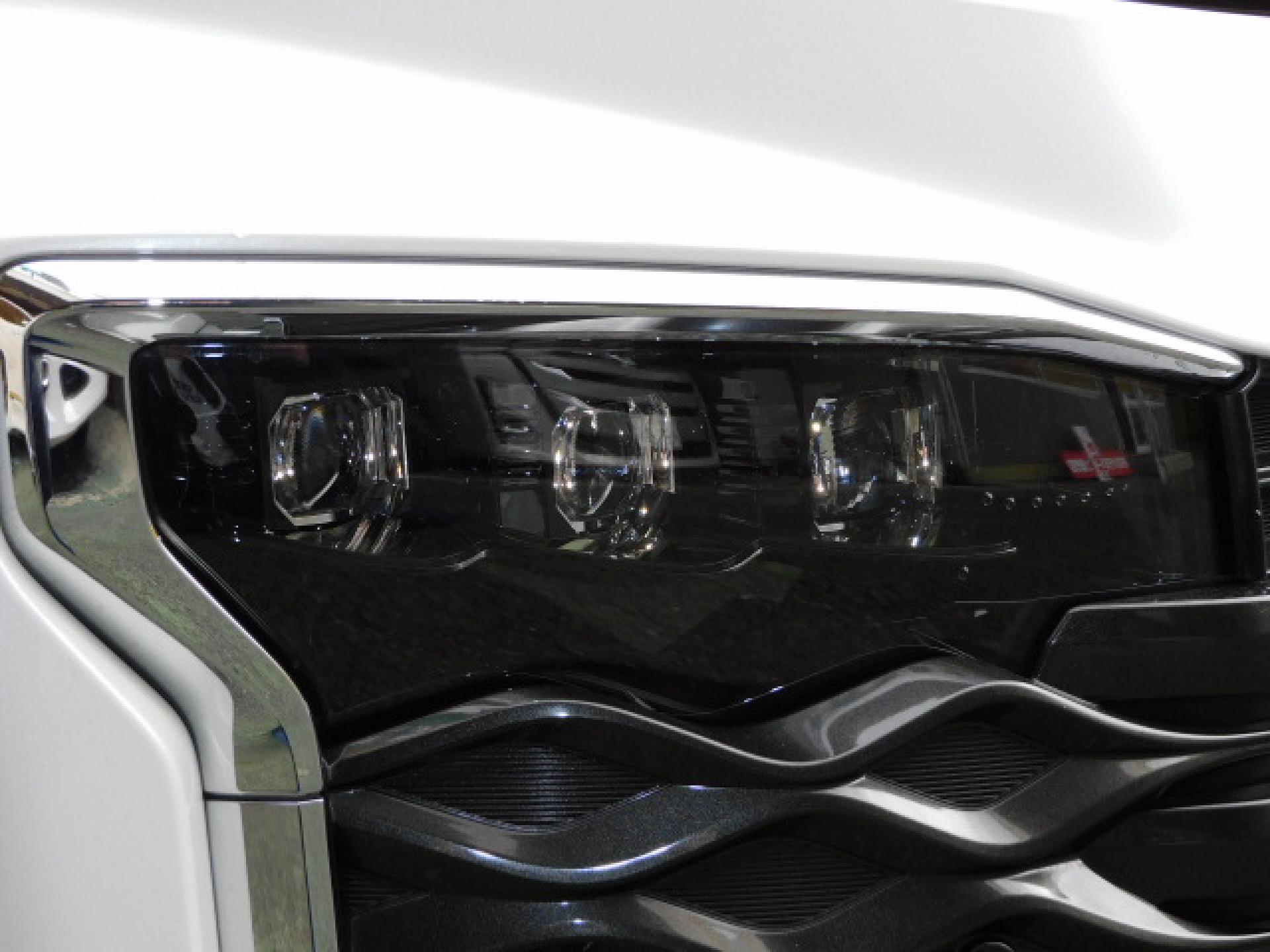 オートレベリング機能付プロジェクター式3眼LEDヘッドランプ＋アダプティブハイビームシステム（※）メーカーオプション