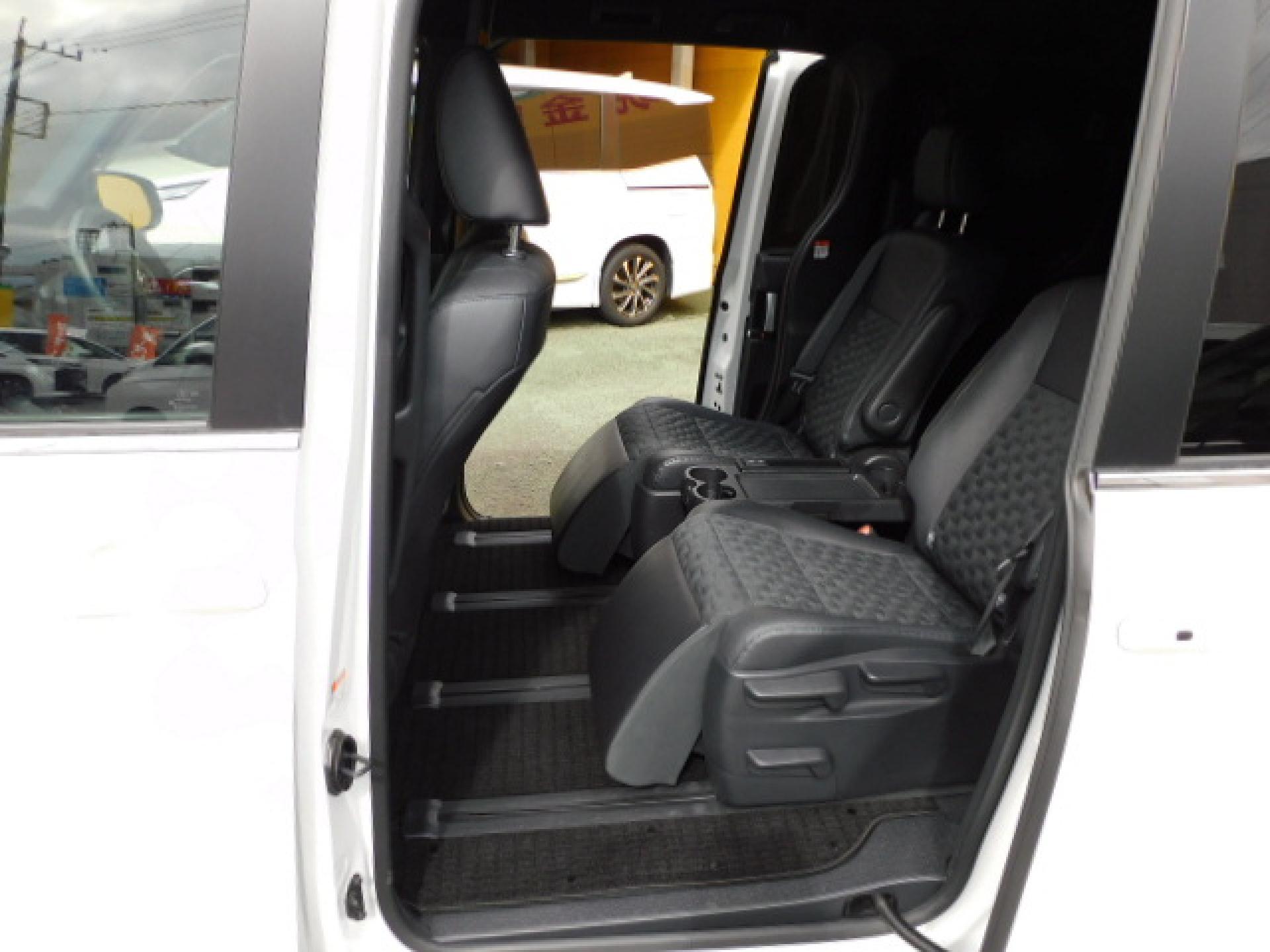 7人乗り（超ロングスライド＋リクライニング＋両側アームレスト）、折りたたみ式サイドテーブル、オットマン＆シートヒーター（※）メーカーオプション快適利便パッケージHigh