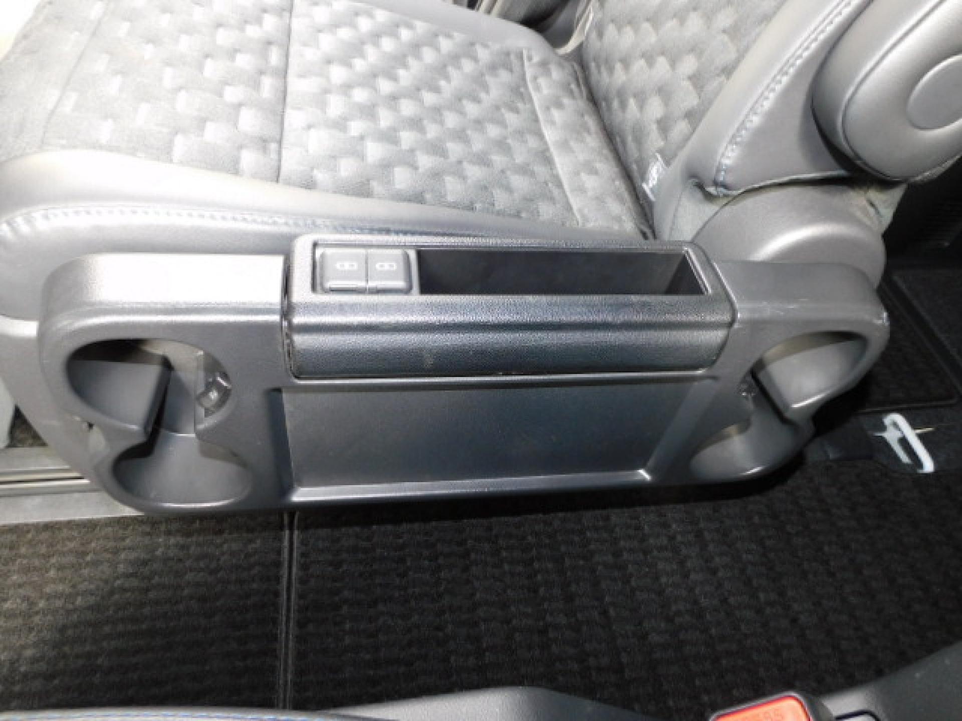 折りたたみ式セカンドシートサイドテーブル（カップホルダー×4・充電用USB×2）